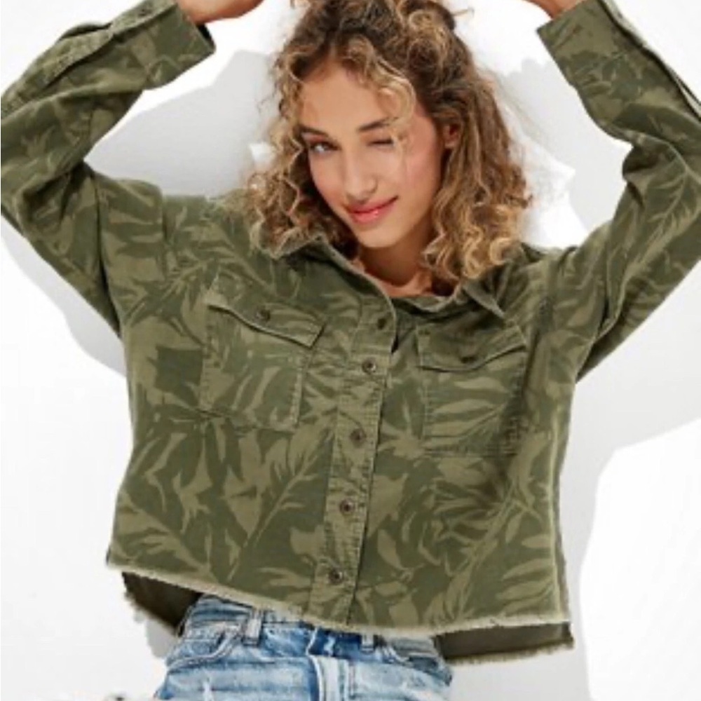 American Eagle Jungle Green Camo Military Shacket Cropped Frayed Hem Size Large